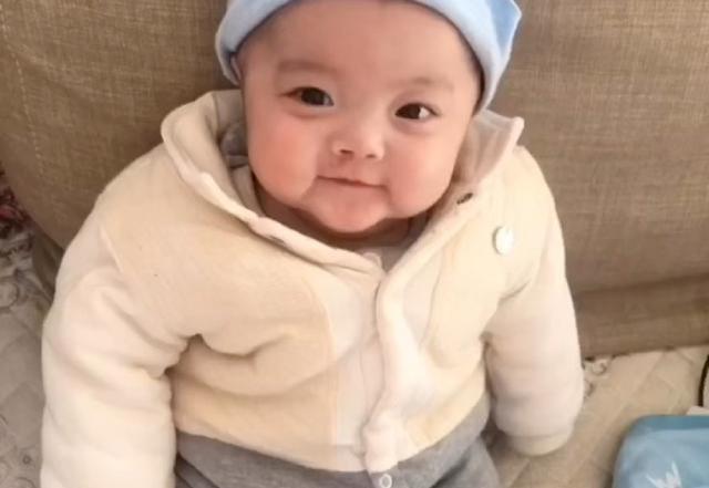 还记得“丑哭宝妈”的网红宝宝吗?当初你嫌我丑,如今美到认不出