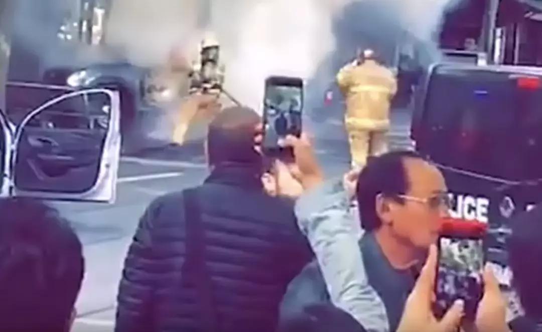 华人在澳洲被辱骂,澳大利亚一群青年当街袭击亚裔