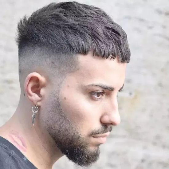 头发很硬两侧总是翘起怎么剪,头发很硬两侧总是翘起