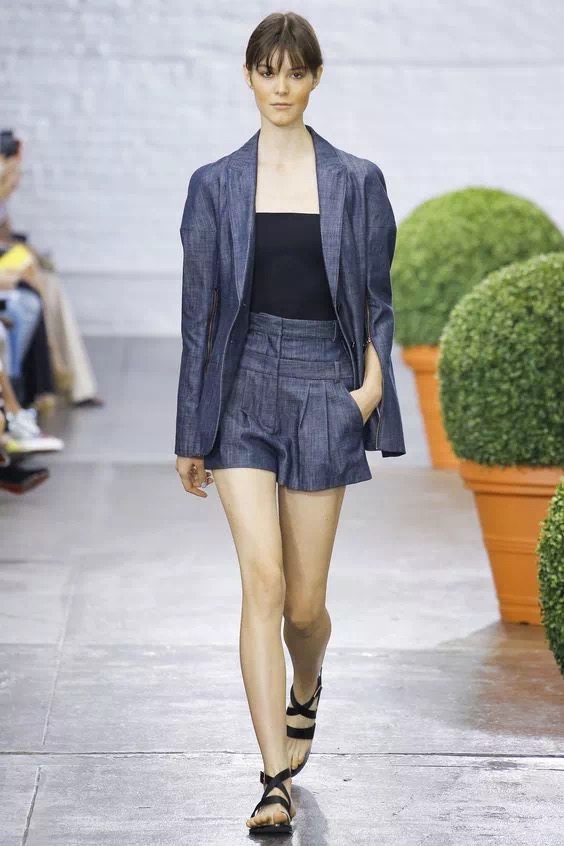 衣服不要穿名牌只要好看就行了,衣服不一定要买大牌