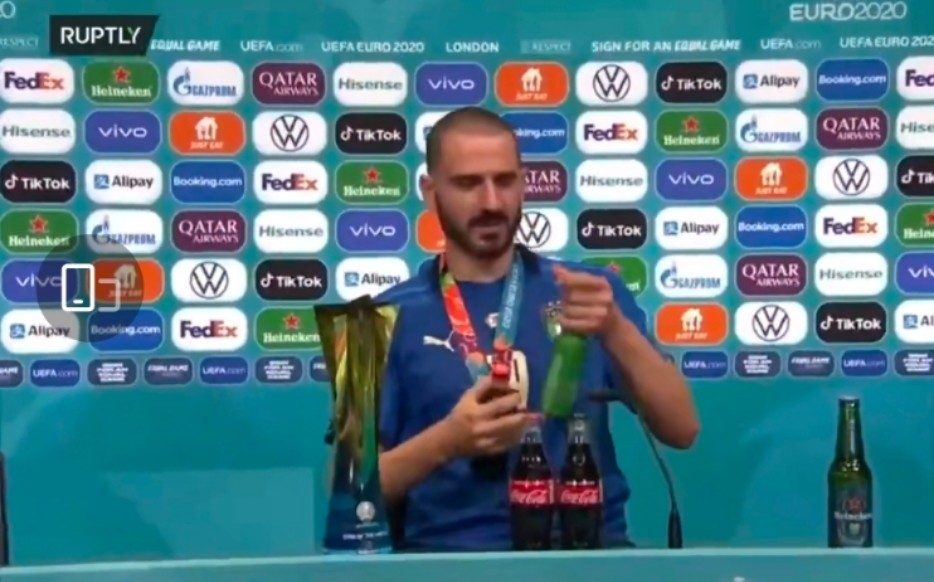 绝活!英格兰鬼来之笔萨卡背大锅!因莫比莱丢大人博努奇致敬C罗