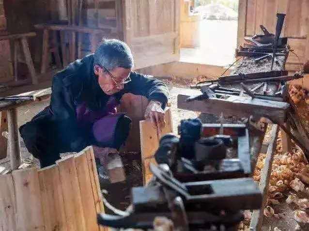 在一张床的见证下，女人完成了她们人生的蜕变