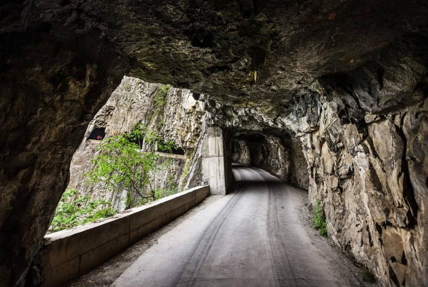 贵州大山悬崖上的一条小路,贵州大山上一条危险的悬崖公路