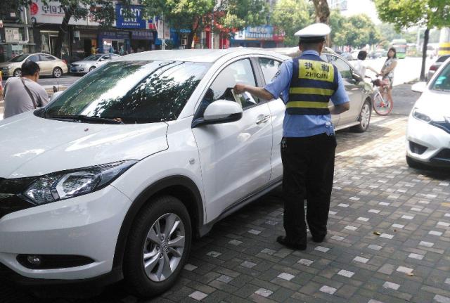 看见交警贴条的时候可以阻止吗,看到交警贴单可以申诉吗