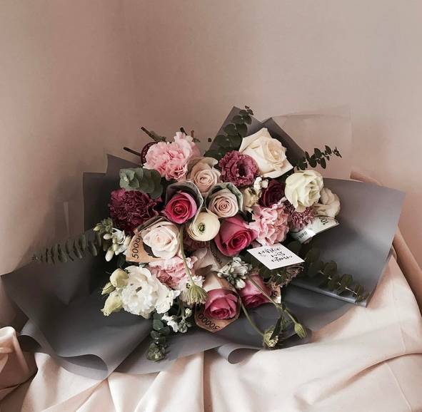 母亲节为什么要送女朋友礼物,母亲节送什么颜色的康乃馨