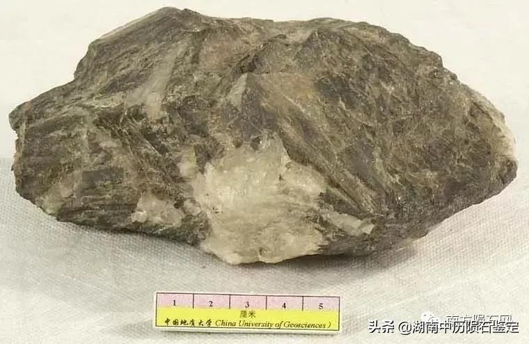 月球陨石与地球矿石的区别,月球陨石和矿石有什么区别