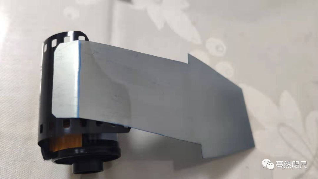 d76黑白胶卷冲洗经验,暗房洗胶卷用什么颜色灯