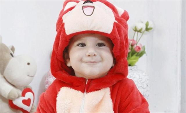 孩子喜欢买名牌该怎么教育,看到同学穿名牌