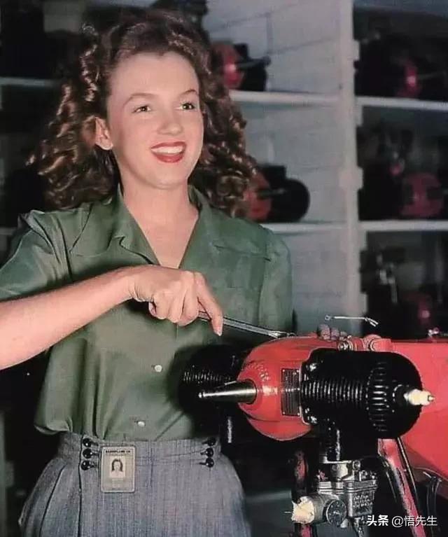 霍金年轻时帅气的照片,霍金年轻时帅照