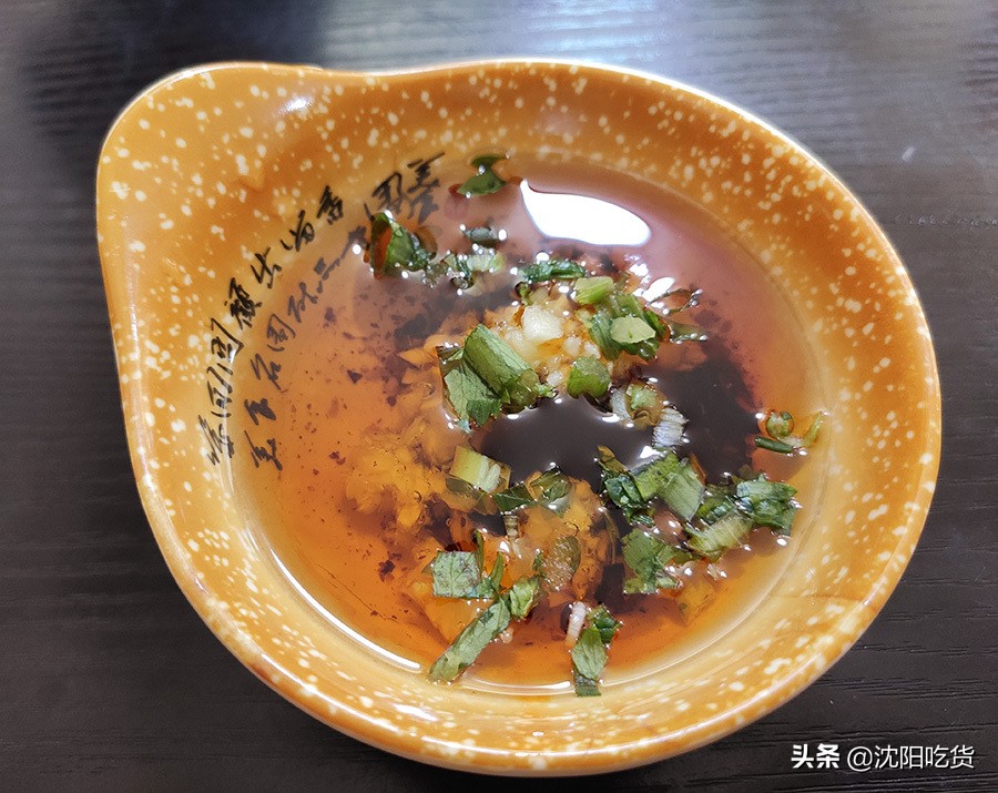 冒菜是一个神奇的存在,味道像牛油火锅,还可以蘸油碟配米饭