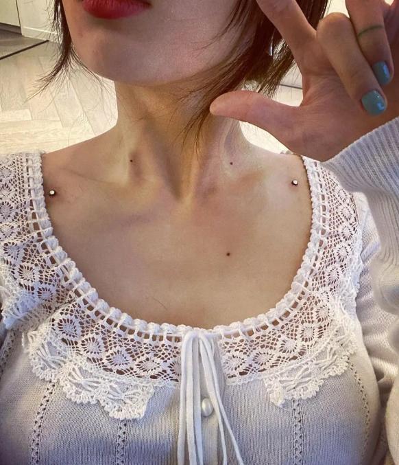 泫雅锁骨埋钉,泫雅晒打锁骨钉