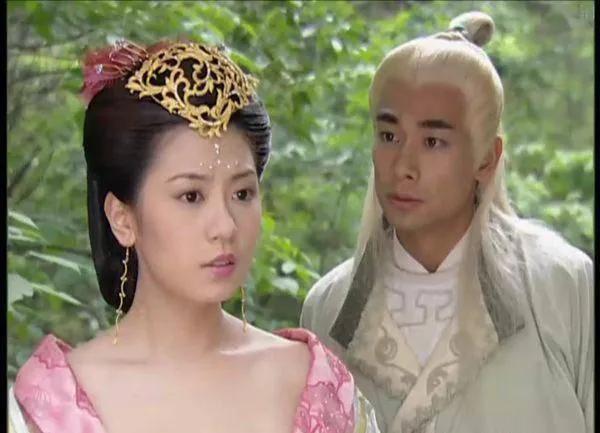 至尊红颜里的小多叫什么,至尊红颜赵文卓多少岁