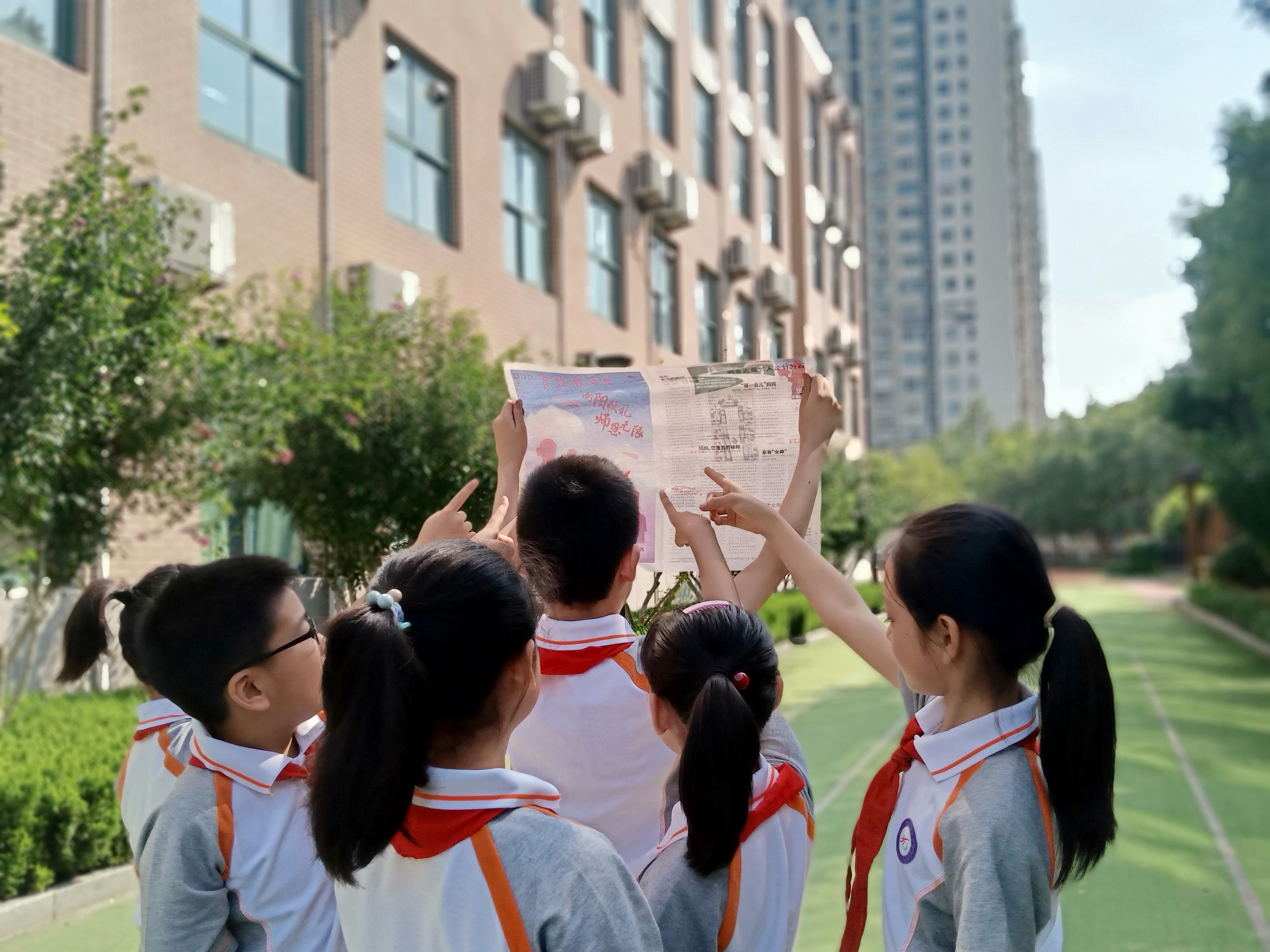 向阳献礼,师恩无限!《泉城家庭教育》创意封面感动济南师生