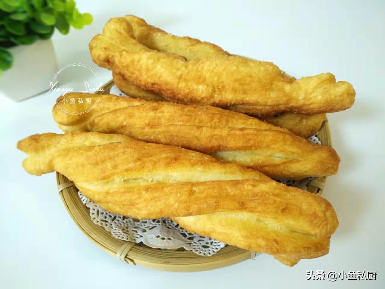 1碗面2个鸡蛋轻松做美味小油条,1碗面粉2个鸡蛋教你在家做油条