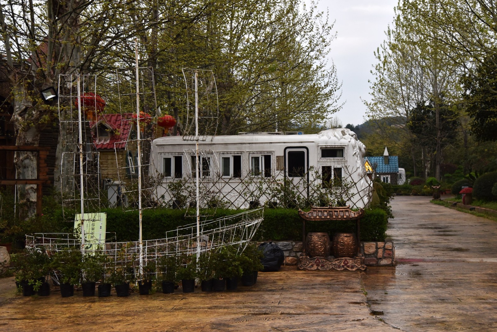 房车雨中露营峨眉山金顶,夜半听细雨
