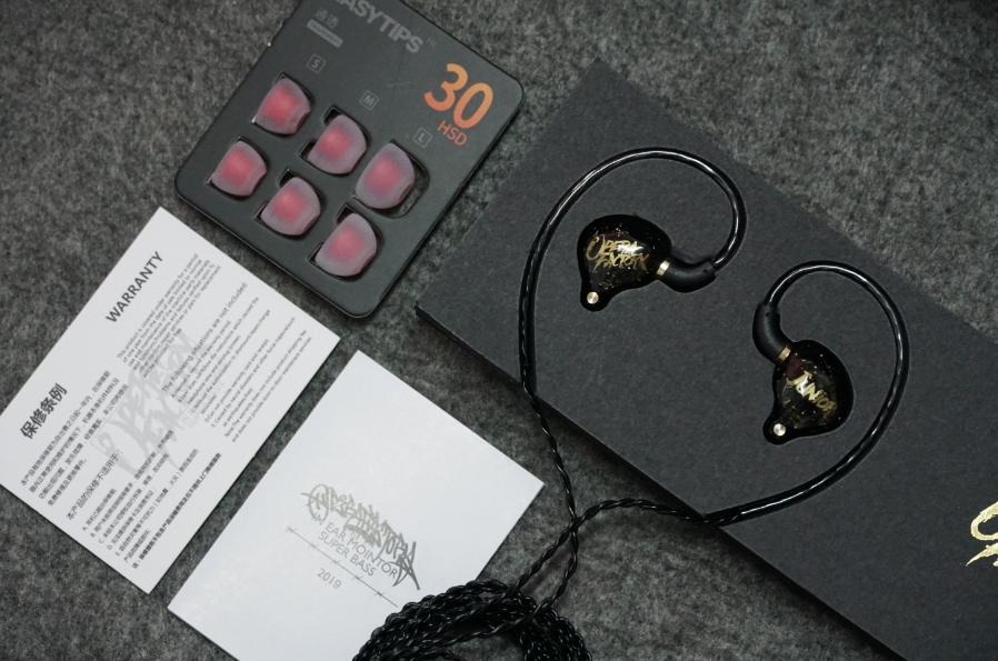 摧毁100元以下所有耳机年度*弹核**级白菜!138元最酷的类定制耳机