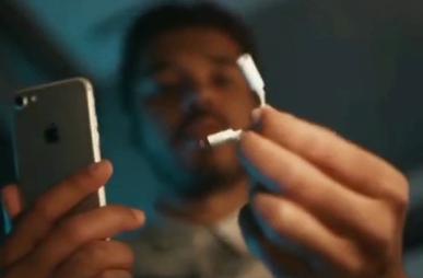 最经典的互黑广告：三星手机VS苹果手机，但却说的是事实