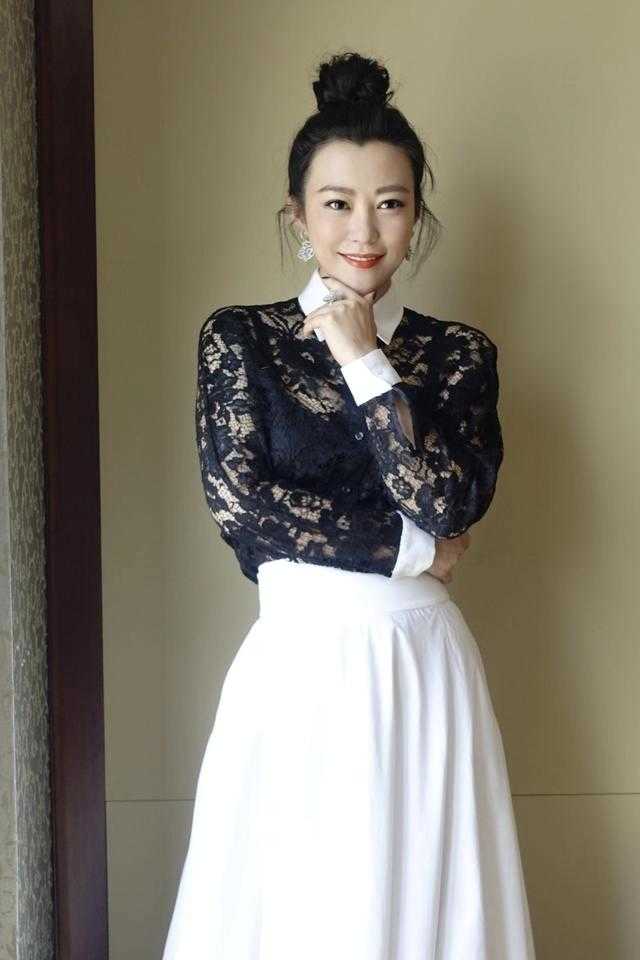 郝蕾身材真有料,穿黑色蕾丝上衣搭配白色半身裙,身材凹凸有致