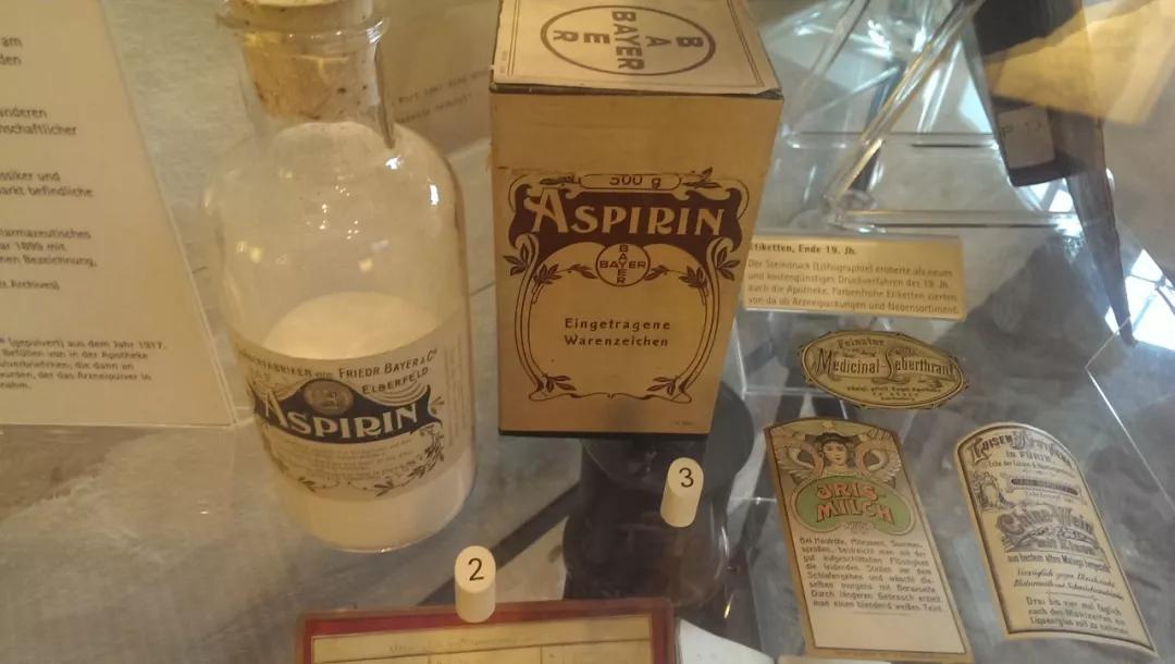 世界上第一个也是最成功的合成药物,你药箱里肯定有!止痛,退烧,还能抗癌,且价格低廉