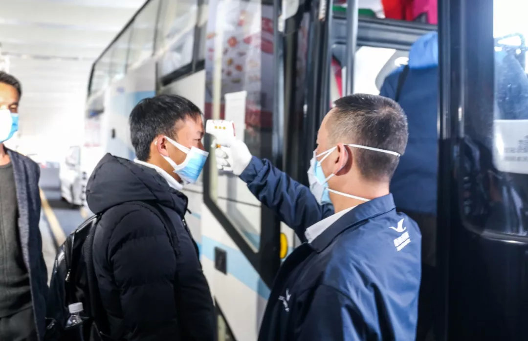 九牧接送员工,九牧包机复工视频