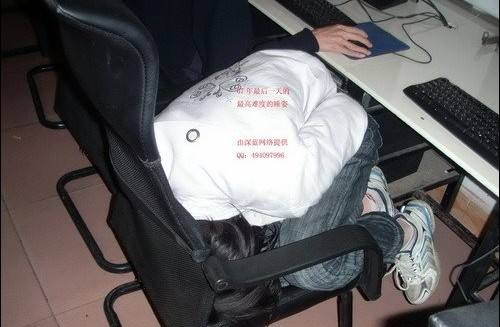 逗比玩家通宵后看黑板擦像鼠标，玩游戏用外挂被封号