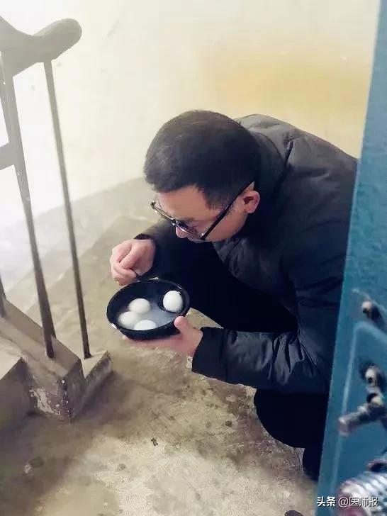 “兄弟姐妹们还在战斗!”医生蹲家门口吃了5个汤圆就走了,还有孩子对妈妈说,“我在家不出门,很听话!”