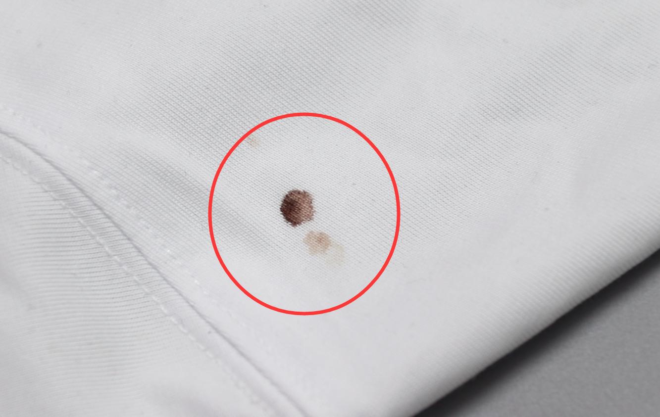白色衣服染到血渍怎么洗掉,白衣服上有血渍怎么清洗干净