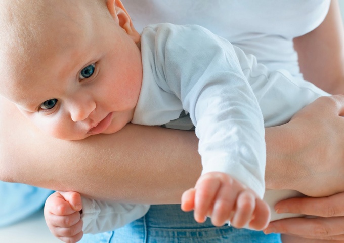 新生宝宝肚脐凸出来了怎么办,新生儿一个月肚脐眼会鼓起来吗