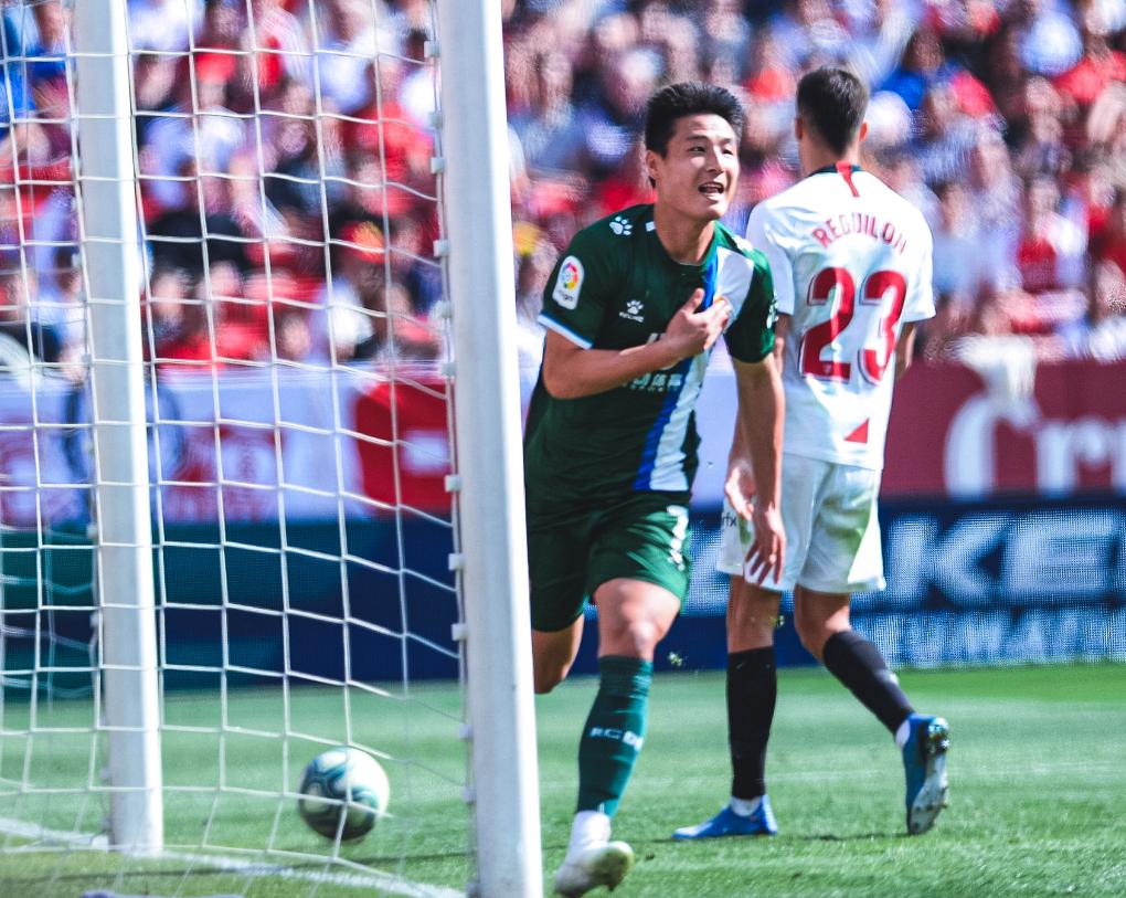 武磊第三次进球,武磊进球球迷欢呼