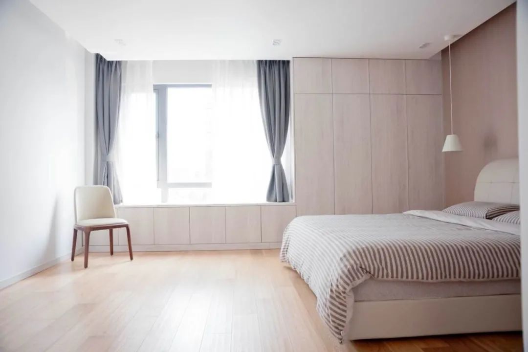 不顾后果砸掉飘窗,锤子砸下去瞬间,她们就后悔了