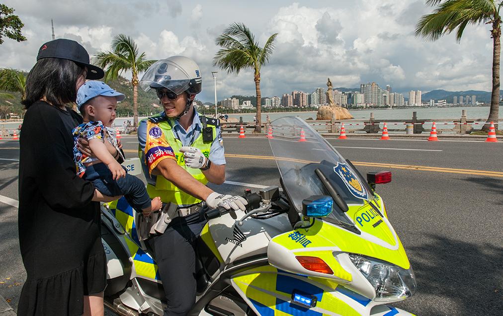 广州男子国庆穿“人字拖”来珠海沙滩游玩，一脚踩上钉子血流不止！家人急坏！