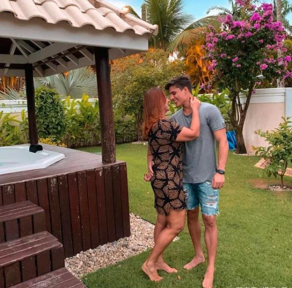 交往四任同性男友，改换大龄女友却是为了人家的明星儿子？