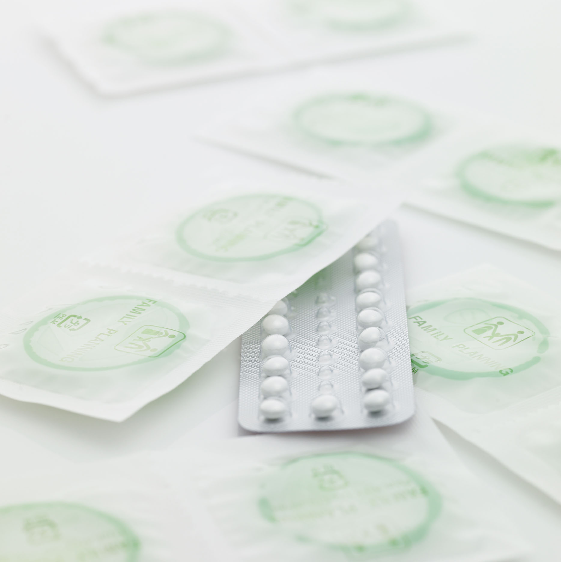 口服避孕药和药流哪个伤害更低,21天短效口服避孕药能避孕多少天