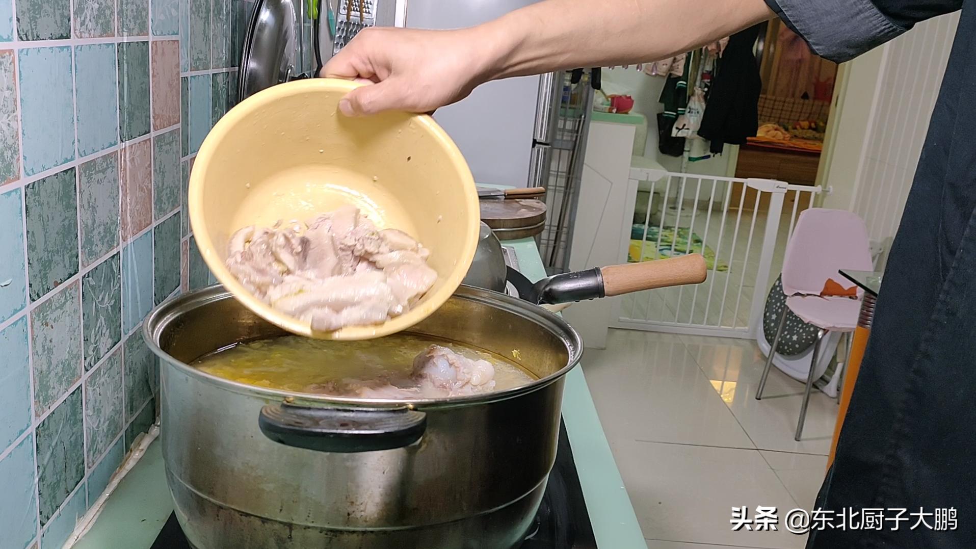 农村大锅杀猪烩菜,东北杀猪烩菜