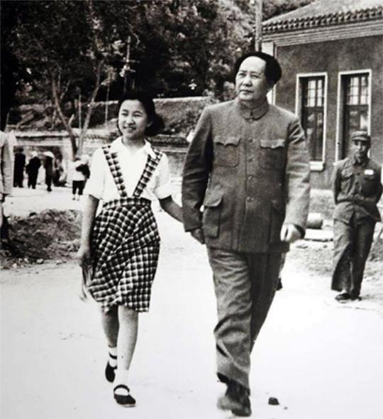 记者拍下照片，方知他是主席外孙，在亚运村当服务员拒绝组织帮助