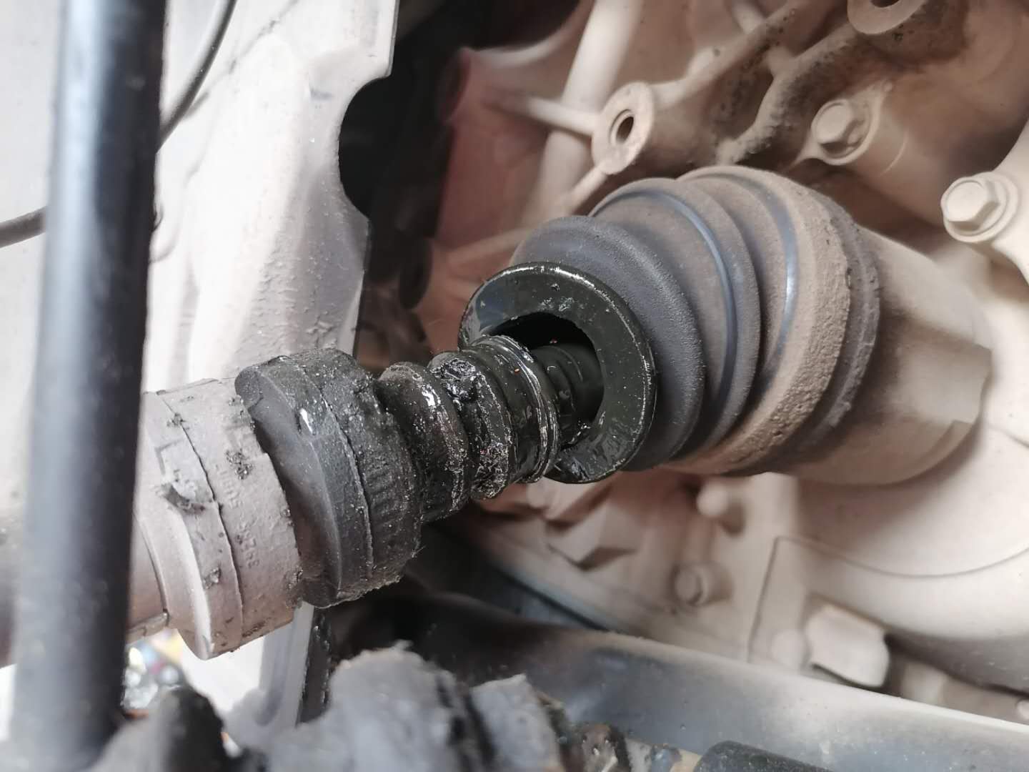 奇骏半轴球笼漏油的后果,奇骏半轴球笼坏了