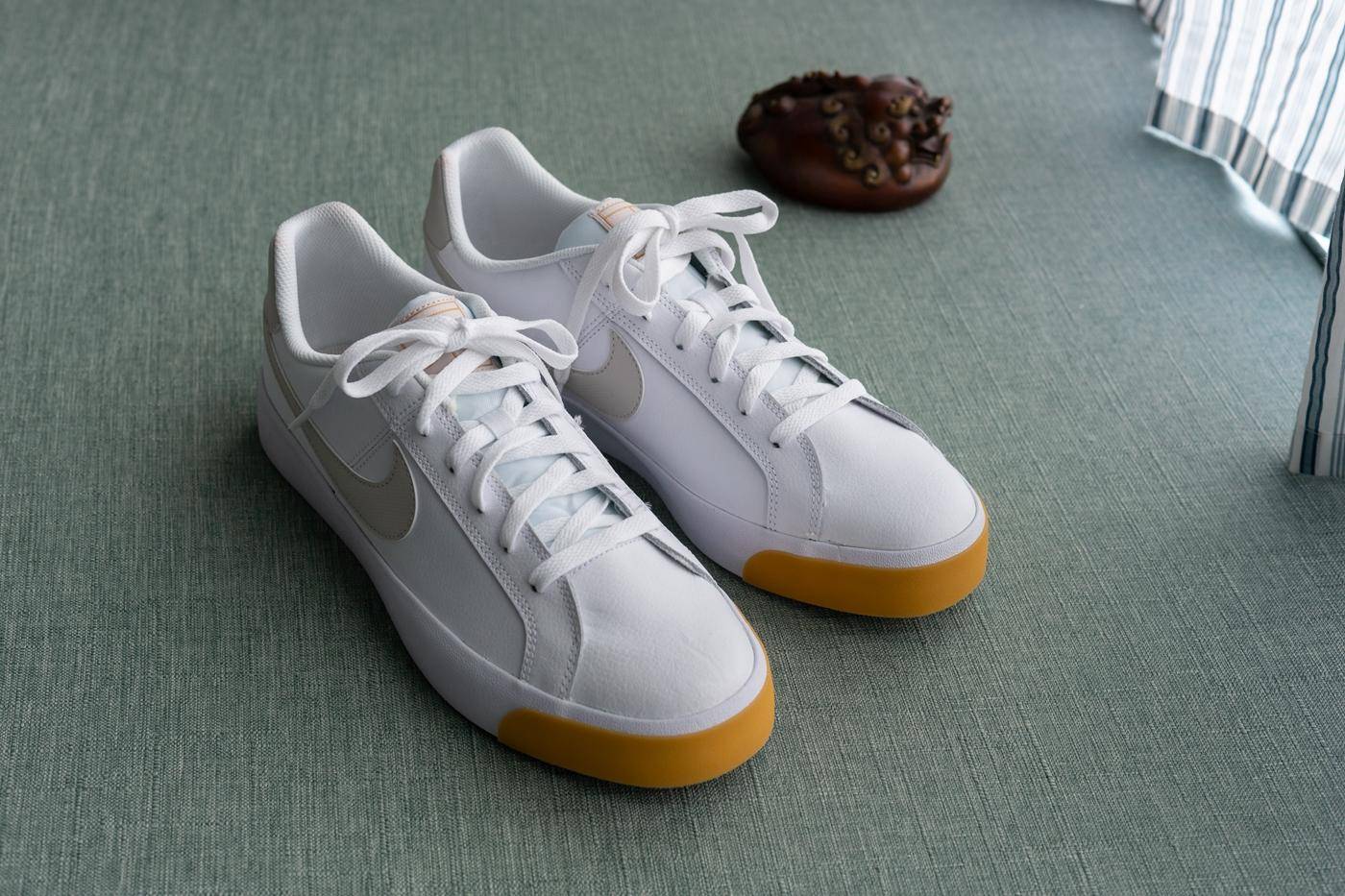 阿迪和耐克小白鞋哪个好,阿迪达斯和小白