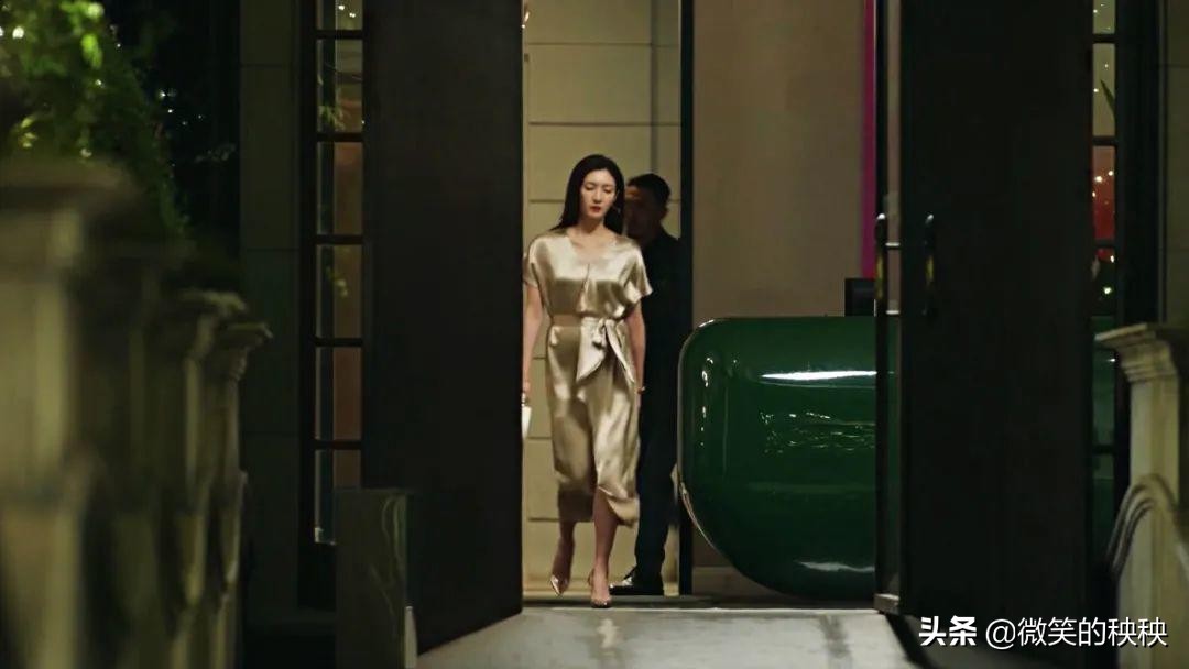 比起顾佳“贵妇”风,王漫妮的显贵穿搭和精准购物,更值得参考