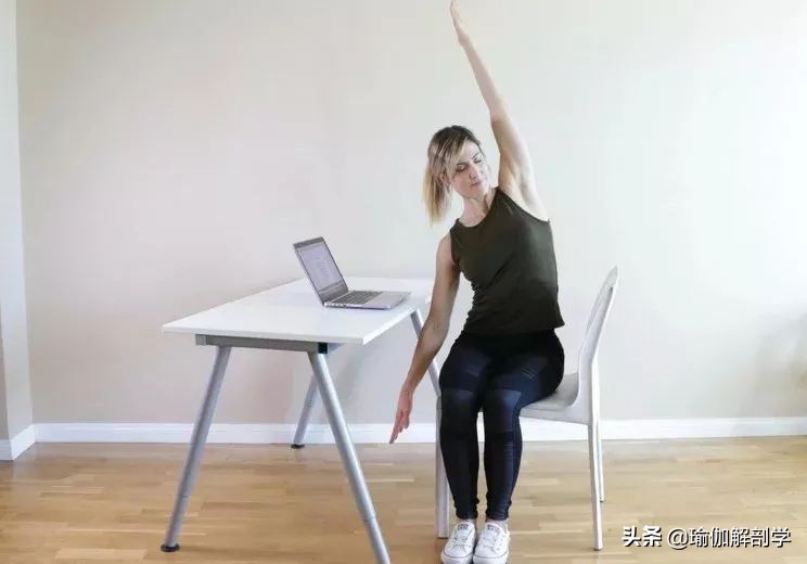 8个椅子瑜伽体式最适合上班一族,办公瑜伽动作