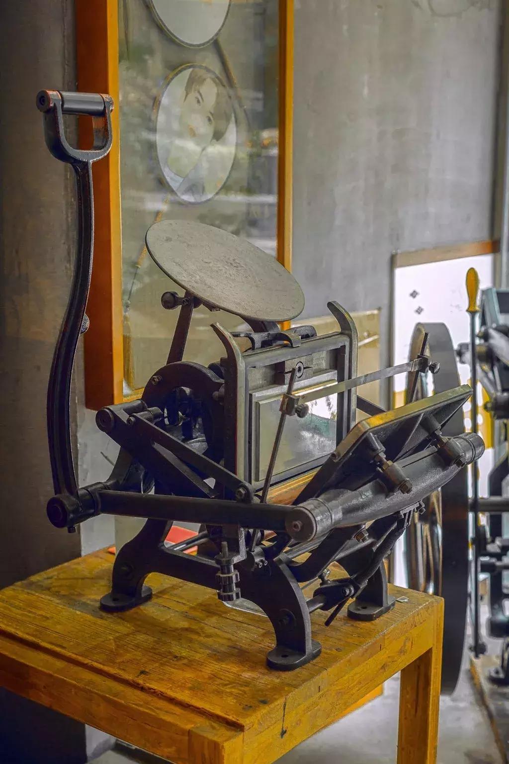 独此一家，机器跨越百年，户部山上的这家小店印出家乡生活的墨迹