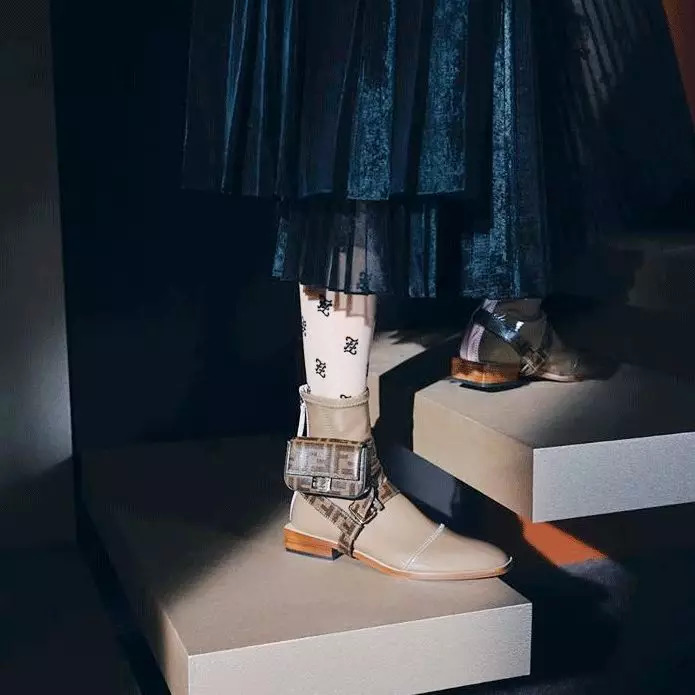 我的胸,我的手指,我的脚腕……都需要一只包包