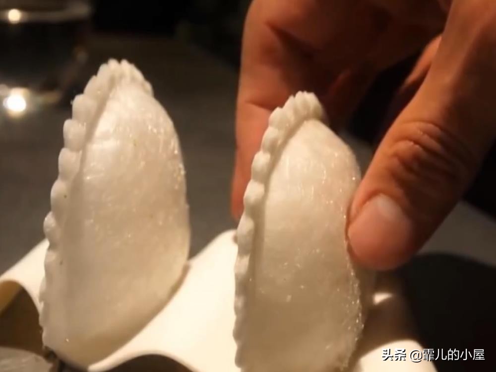 两年都预定不到座位的黑暗料理餐厅“炼金术士”，生吞金鱼的吃货