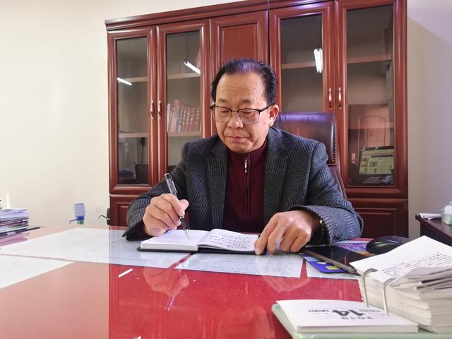 百年小学春华秋实——小记者专访回民小学校长尚杰