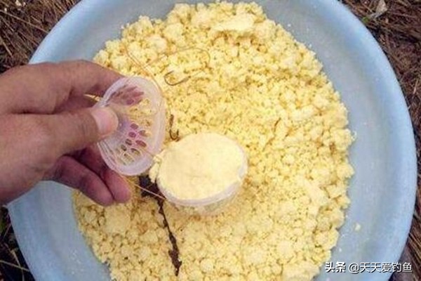 抛竿钓鲢鳙怎么饵料老跑水面上去,钓鲢鳙怎么抛竿饵料不容易掉