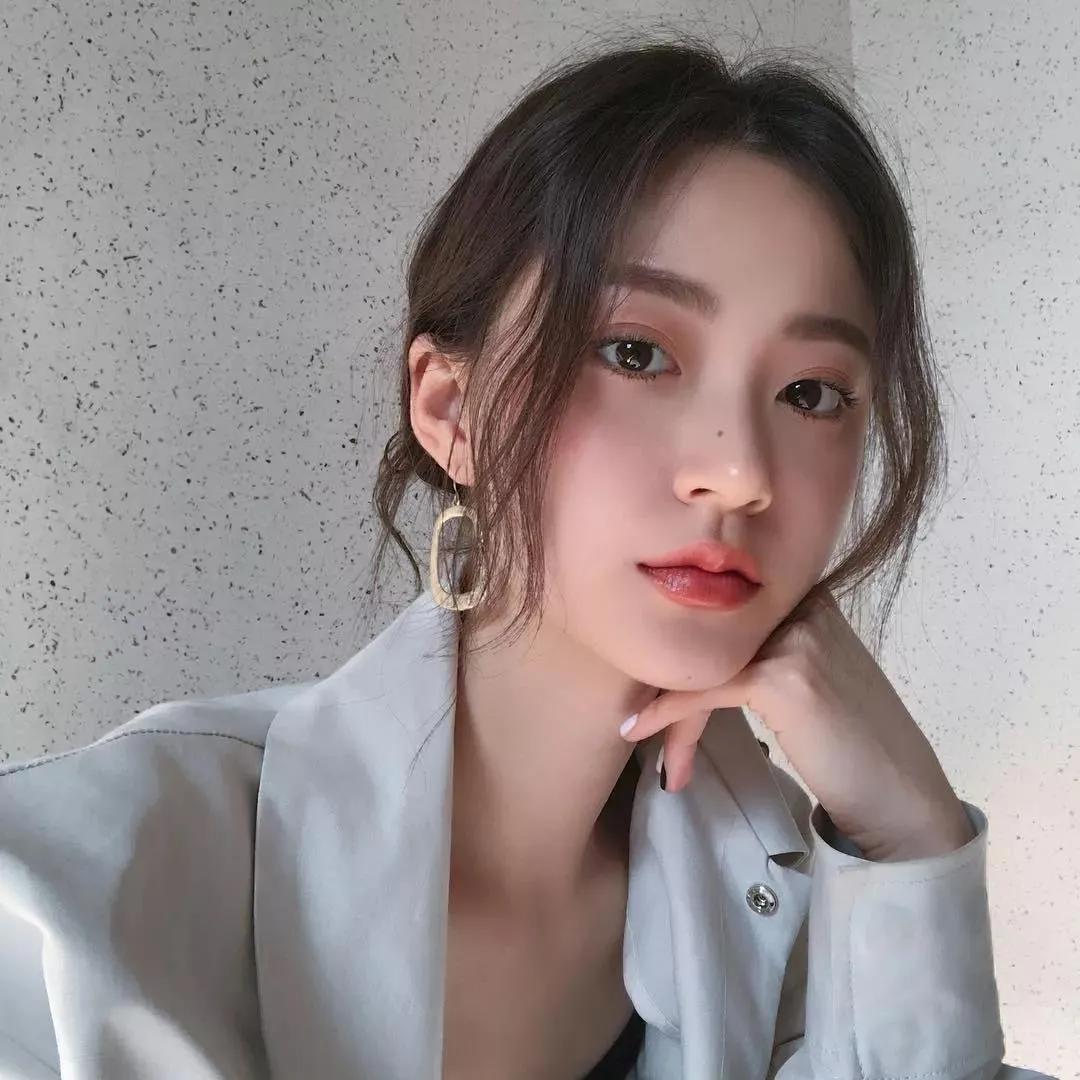 怎样剪刘海扎起来不嫌脸大,剪个刘海拯救一张脸