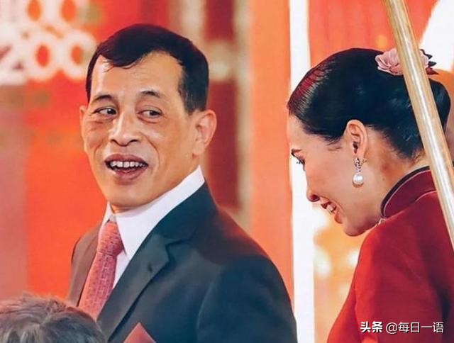 花心泰王也温柔？结婚周年陪王后穿情侣装，满脸宠溺给娇妻打下手