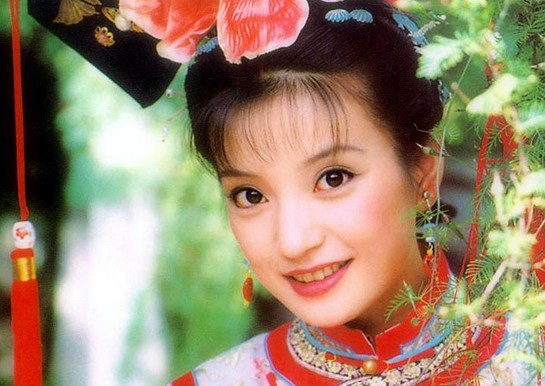 赵薇新剧造型曝光，红衣女侠扮相，高马尾偏分发型英气十足