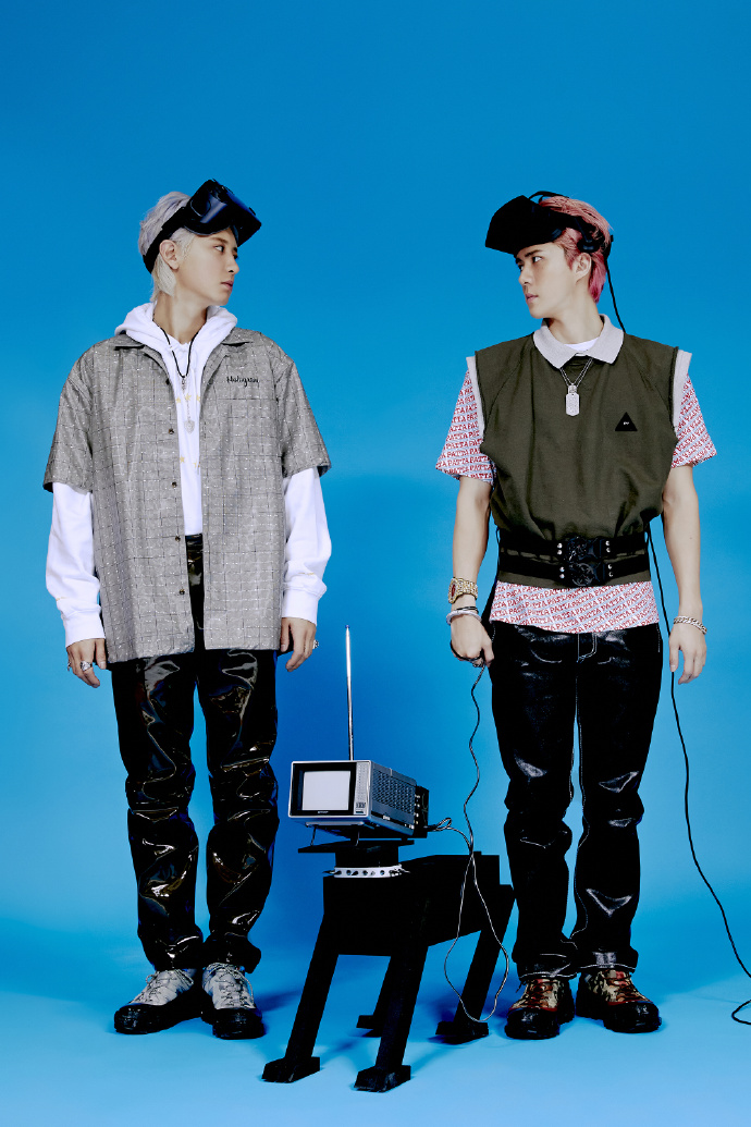 EXO-SC回归预告再公开，SM的皮裤真多！两长腿帅哥被拍成短腿