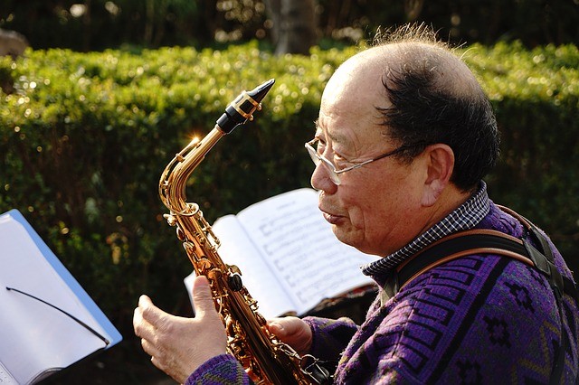 萨克斯初学入门注意事项,萨克斯初学者应先学什么调