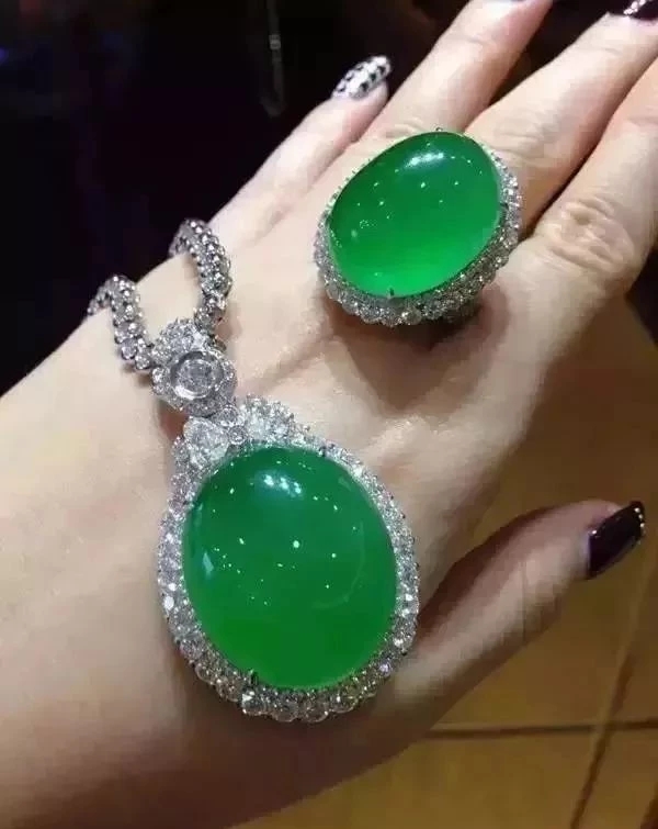 龙石种翡翠就是玻璃种吗,龙石种翡翠与帝王绿翡翠哪种贵